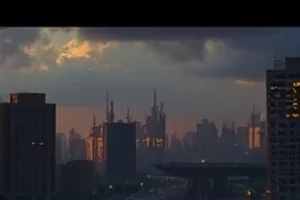 悬疑剧《雾海暗礁》封面：浓雾中的礁石与远处渔船的探照灯