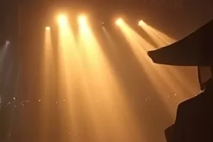治愈剧《林间月灯》封面：林间小径上悬挂的一盏暖色月灯