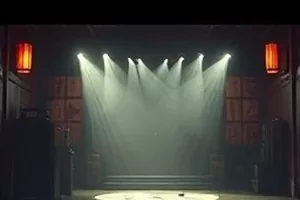 年代剧《渡口星沉》封面：黄昏渡口的木船与沉入水面的星点倒影