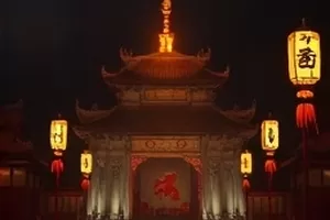 犯罪剧《长夜白桥》封面：深夜白桥下的巡逻车灯与雨幕