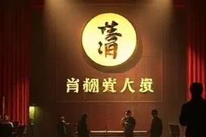 纪录片《潮汐旧历》封面：退潮后滩涂上的贝壳与旧日历